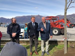 Luino, il lungolago si abbellisce con i nuovi alberi. Bambini protagonisti