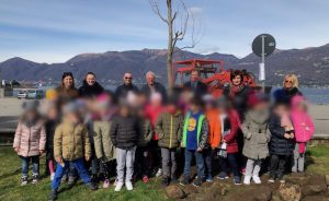 Luino, il lungolago si abbellisce con i nuovi alberi. Bambini protagonisti
