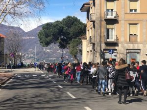 "Friday for the future", centinaia i ragazzi sul lungolago di Luino contro i cambiamenti climatici