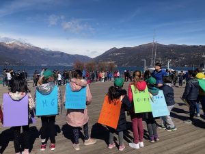 "Friday for the future", centinaia i ragazzi sul lungolago di Luino contro i cambiamenti climatici