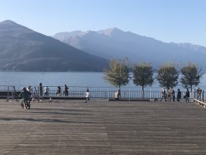 Centinaia di persone si riversano sul lungolago di Luino, esplode la primavera
