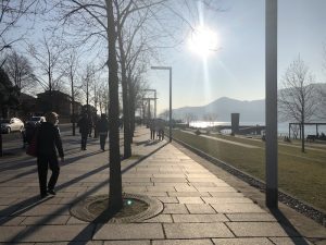 Centinaia di persone si riversano sul lungolago di Luino, esplode la primavera
