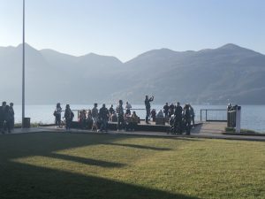 Centinaia di persone si riversano sul lungolago di Luino, esplode la primavera