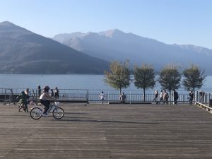 Centinaia di persone si riversano sul lungolago di Luino, esplode la primavera