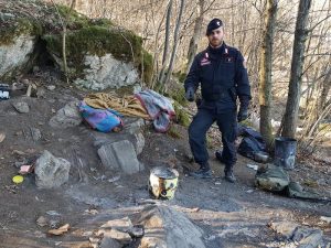 Spacciatori ancora “padroni” dei boschi luinesi, trovate armi cariche e un sacchetto di monete