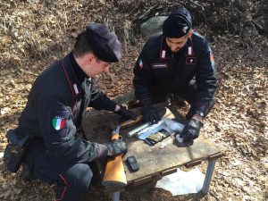 Spaccio nei boschi della Val Marchirolo: arrestati tre uomini. Sequestrate armi e droga