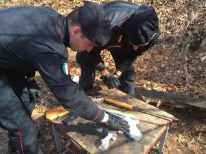 Spaccio nei boschi della Val Marchirolo: arrestati tre uomini. Sequestrate armi e droga