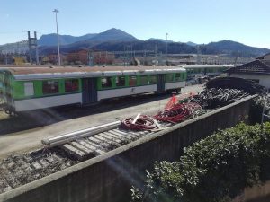 Luino, "Troppi rifiuti davanti casa nell'area ferroviaria"