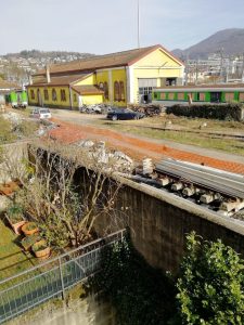 Luino, "Troppi rifiuti davanti casa nell'area ferroviaria"