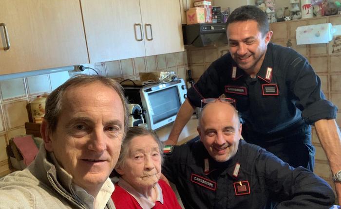 Monteviasco: i Carabinieri portano bresaola, pane fresco e medicine alla signora Rosina