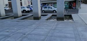 Luino, "Pessimo lo stato delle fontane di Piazza Libertà: acqua putrida e maleodorante"
