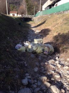 Nei boschi della Valcuvia ancora grande inciviltà: trovate reti metalliche e tolle di vernice