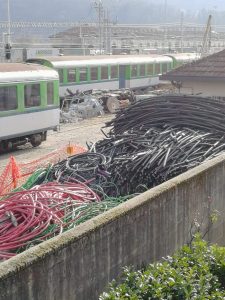 Luino, "Troppi rifiuti davanti casa nell'area ferroviaria"