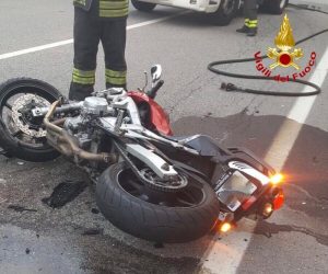 Grave incidente a Brusimpiano: frontale auto moto sulla SP61, muore un 52enne