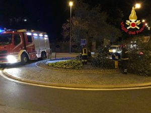 Vento forte anche nella notte, oltre cento interventi dei vigili del fuoco. Gravi danni a Cuvio