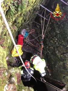 Maxi addestramento per i vigili del fuoco all’interno della grotta Marelli