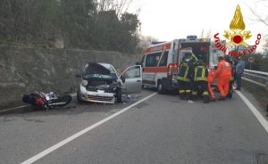 Grave incidente a Brusimpiano: frontale auto moto sulla SP61, muore un 52enne