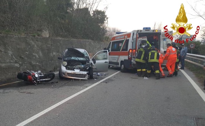 Grave incidente a Brusimpiano: frontale auto moto sulla SP61, muore un 52enne