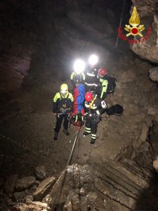 Maxi addestramento per i vigili del fuoco all’interno della grotta Marelli