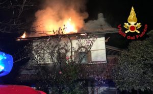 A fuoco una villa di due piani ad Orino, stabile inagibile e famiglie fuori casa