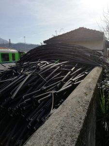Luino, "Troppi rifiuti davanti casa nell'area ferroviaria"