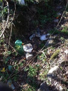 Nei boschi della Valcuvia ancora grande inciviltà: trovate reti metalliche e tolle di vernice