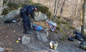 Spacciatori ancora “padroni” dei boschi luinesi, trovate armi cariche e un sacchetto di monete