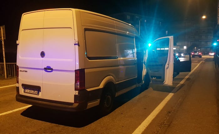 Avevano rubato un furgone in Brianza, fermati a Luino: malviventi fuggono lanciandosi nel Tresa