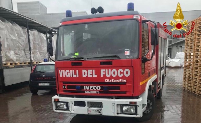 Tragedia in azienda: cade da una scala mentre stava lavorando, muore un 28enne