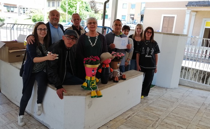 Centro Diurno Luvino di Luino, i pazienti donano tre pupazzetti da loro realizzati ai bambini dell’asilo