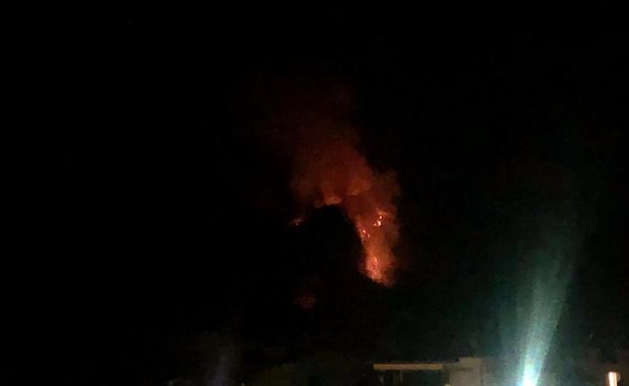 Vasto incendio nei boschi di Dumenza, ancora fiamme nella notte