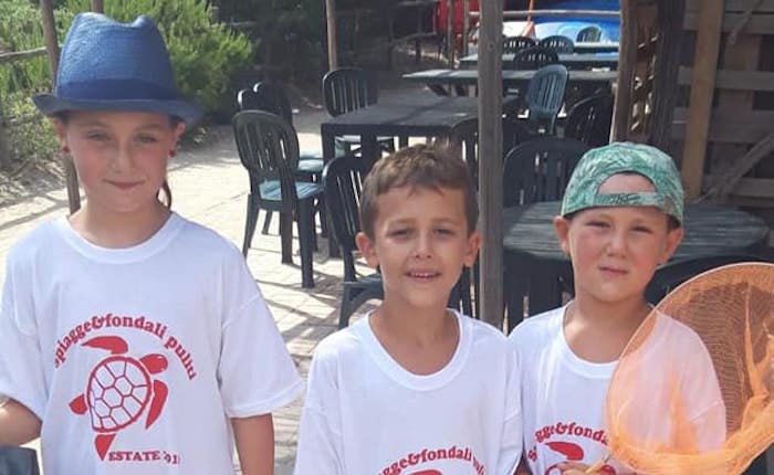 Luinesi in vacanza in Toscana, aiutano a pulire la spiaggia e a tutelare un nido di tartarughe