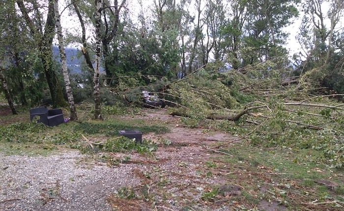 Maccagno, danni nubifragio: colpita in testa dall'albero di un catamarano, ferita 34enne