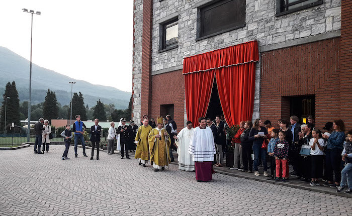 Grantola in festa per la consacrazione della Chiesa di San Pietro e Paolo