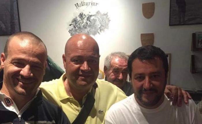 Luino, consigli Pd e attivisti M5S contro Lega e Casali per la foto con Roger Etter