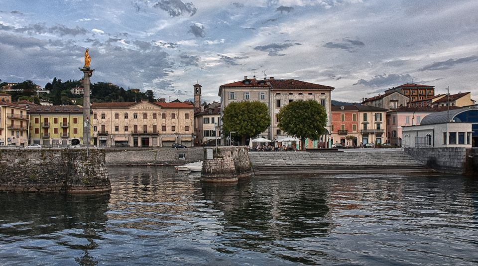 Il porto vecchio e l'imbarcadero di Luino visti dal lago, la foto è di Kiino Bernasconi‎