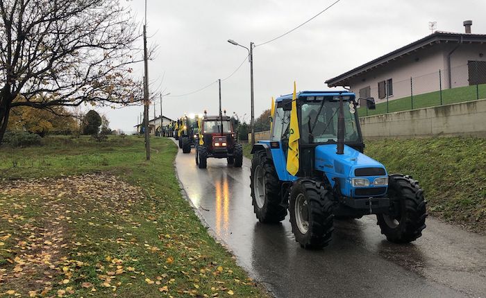 Oltre 40 trattori sfilano a Germignaga, ma sono fermi i lavori nei terreni zuppi