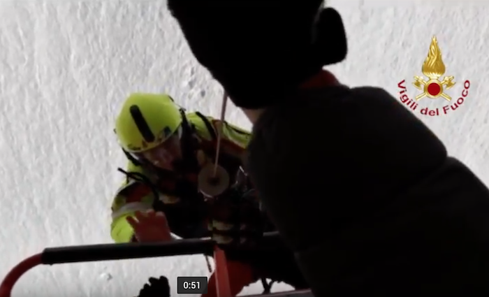 Alpinista bloccato su una parete di ghiaccio, salvato dai vigili del fuoco
