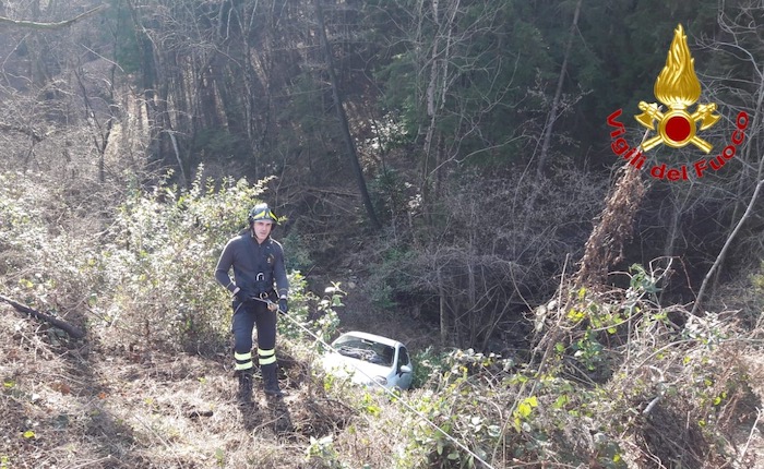 Auto precipita in una scarpata a Marzio, ma non c'è il conducente