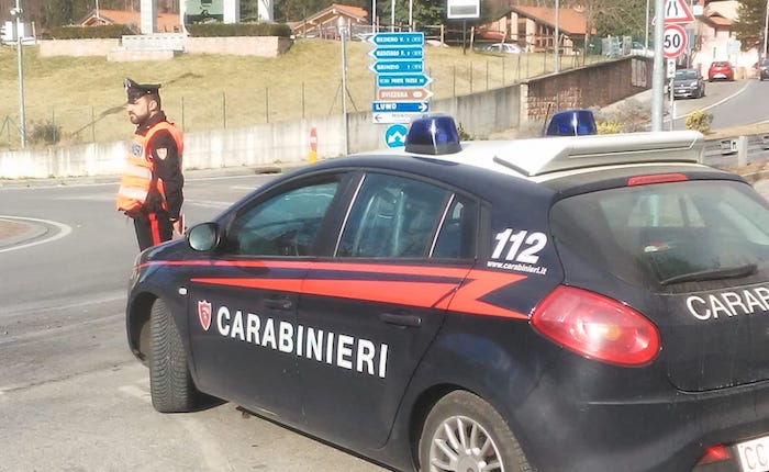 Controlli dei Carabinieri in Valganna, auto contro guard rail: 25enne positivo all'alcol test