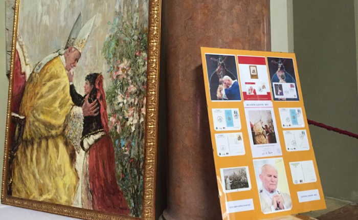Luino, in Prepositurale una piccola mostra dedicata al centenario della nascita di San Giovanni Paolo II (2)