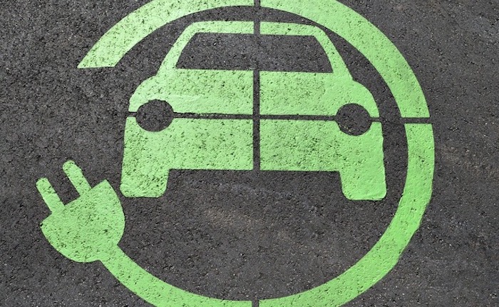Il futuro delle auto si fa ibrido e gli investimenti volano