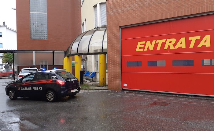 Minaccia genitori con pistola carica e dà in escandescenza all'ospedale di Luino, arrestato 40enne