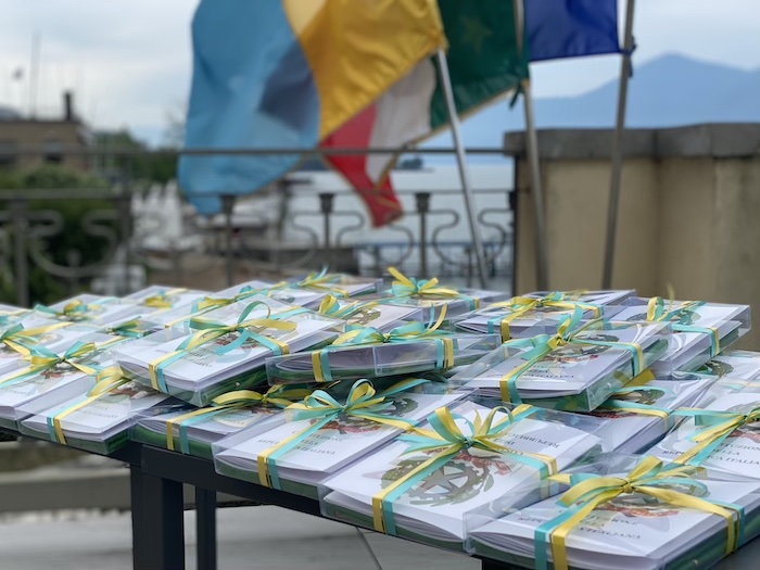 Battesimo civico a Luino, 18enni in festa omaggiando la Costituzione