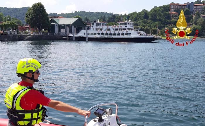 Prende il traghetto Intra-Laveno ma scompare, al via le ricerche anche con l'elicottero