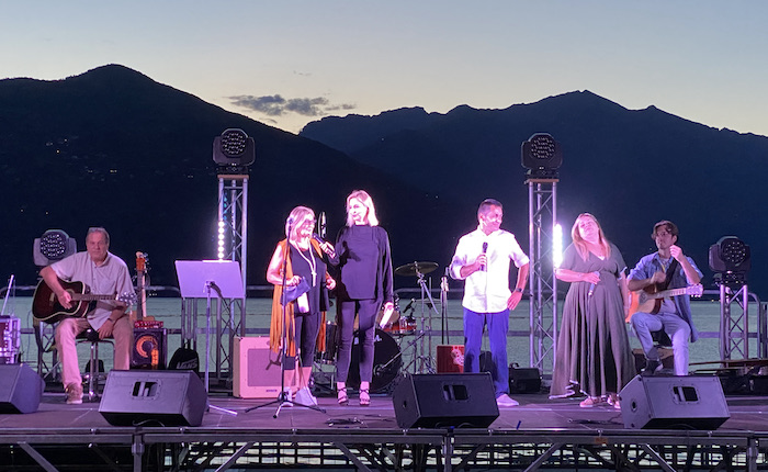Bella serata in riva al lago, i