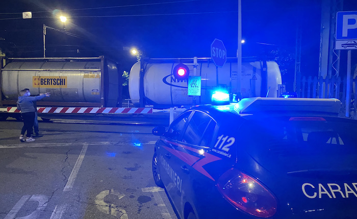 Ragazzini sfidano un treno a Luino,