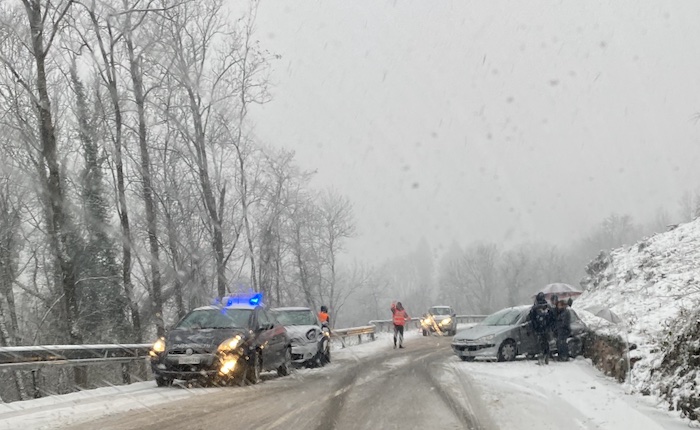 L'alto Varesotto nella morsa della neve, disagi lungo le strade e incidenti