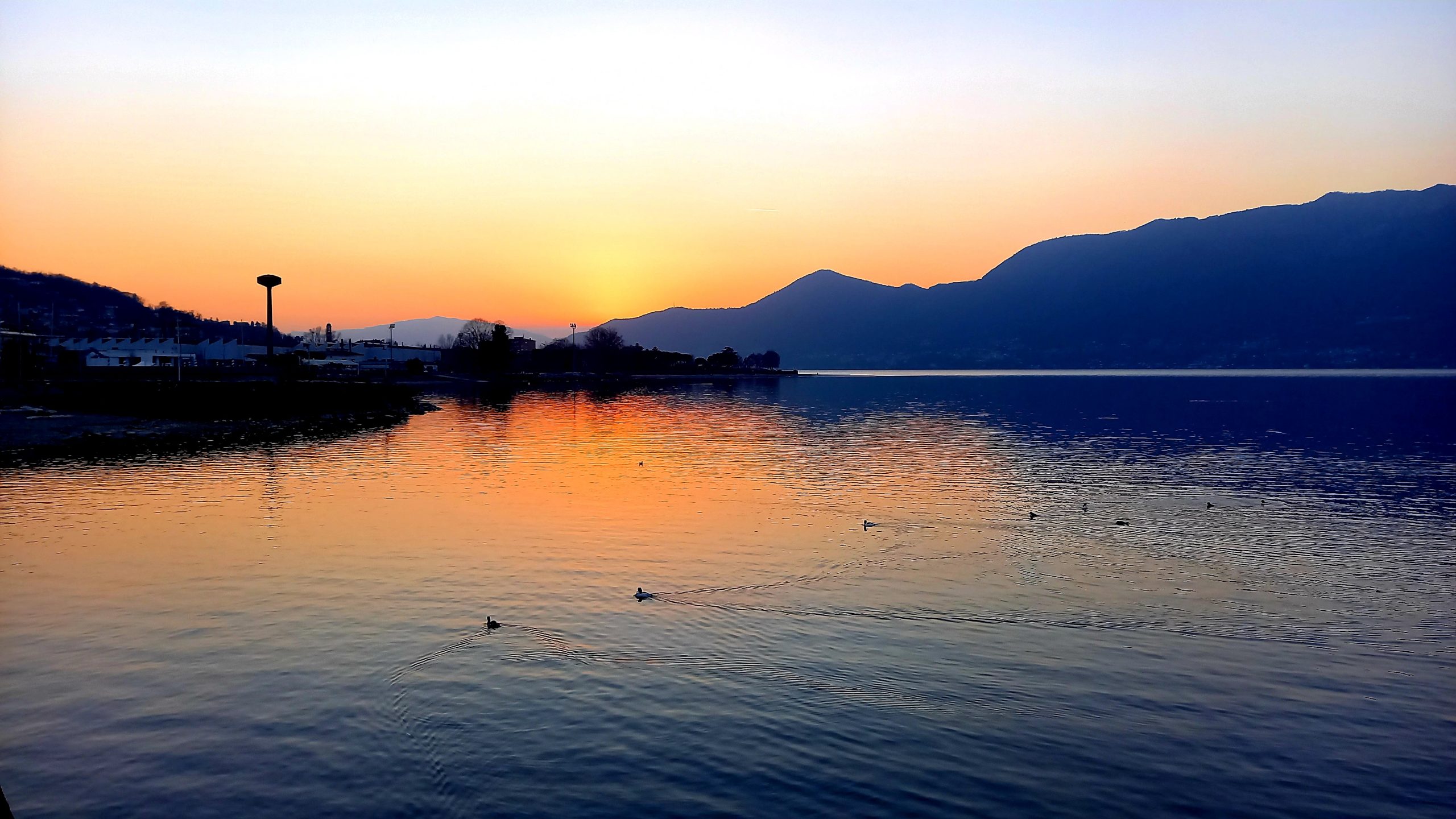 Sfumature del tramonto sul lago, la foto è di Roberto Piazza