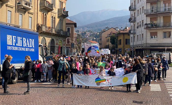 1400 bambini e ragazzi in marcia a Luino per dire “No” alla guerra in Ucraina